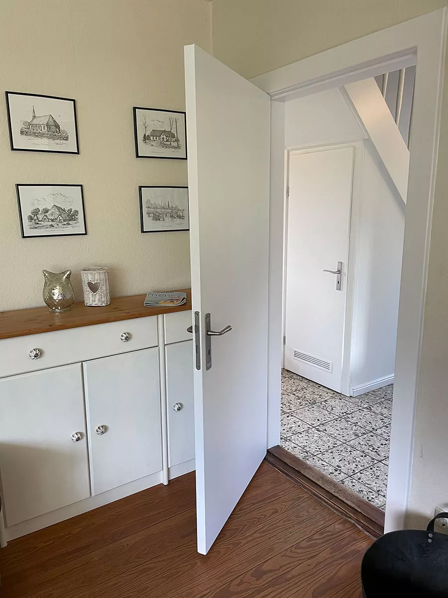 Blick aus Wohnzimmer in Flur des Ferienhauses Deichsonne, Eiderstedt