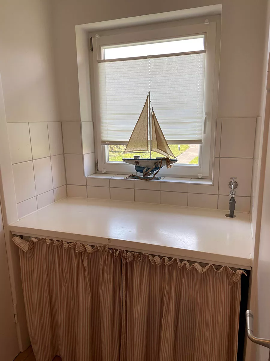 Ferienhaus Deichsonne – Bad im Erdgeschoss mit Wickeltisch