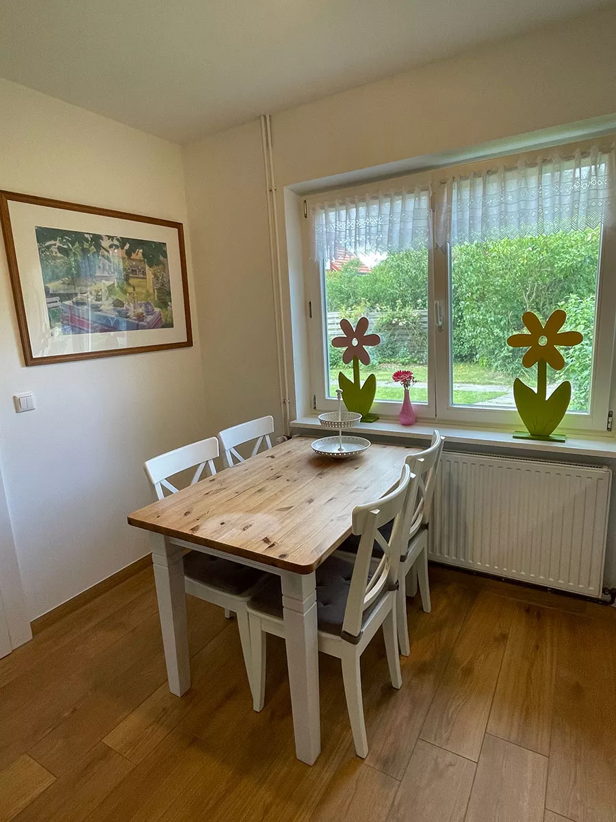 Ferienhaus Deichsonne – Küchen-Essplatz mit Blick ins Grüne, Familienurlaub Nordsee