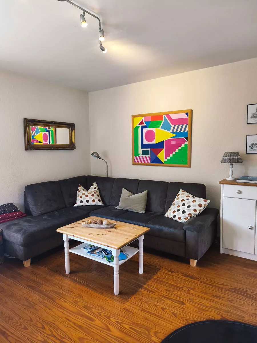 Ferienhaus Deichsonne – gemütliche Couchecke für Paarurlaub und Entspannung