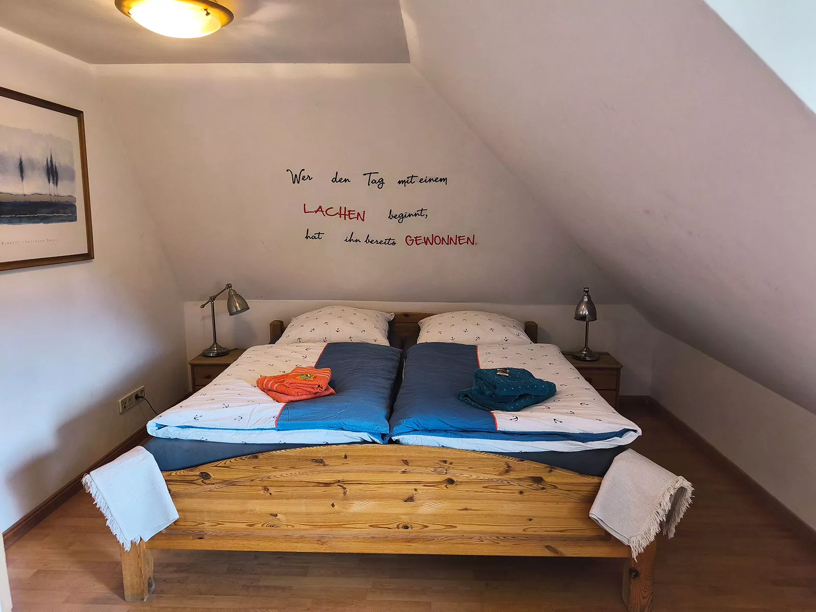 Ferienhaus Deichsonne – Schlafzimmer mit Doppelbett im Dachgeschoss, romantischer Urlaub zu zweit