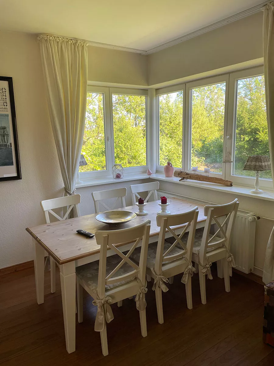 Ferienhaus Deichsonne – heller Essbereich im Wohnzimmer für 6 Personen