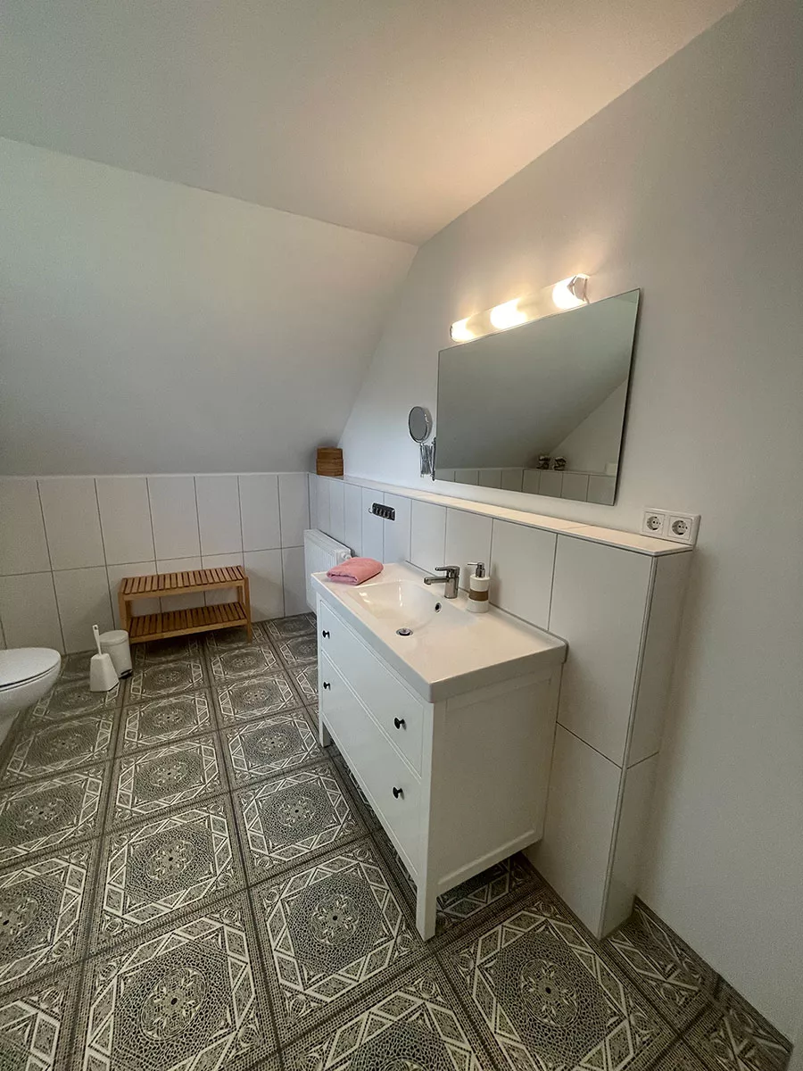 Ferienhaus Deichstern – Badezimmer im Obergeschoss mit WC und Waschbecken