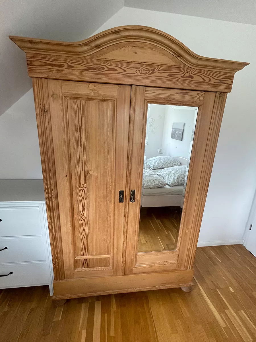 Ferienhaus Deichstern – antiker Kleiderschrank im oberen Schlafzimmer