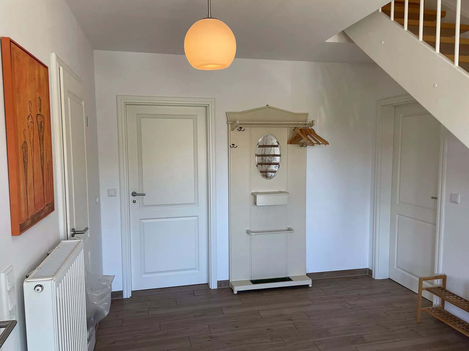 Ferienhaus Deichstern – heller Flur mit Garderobe und Treppe ins Obergeschoss