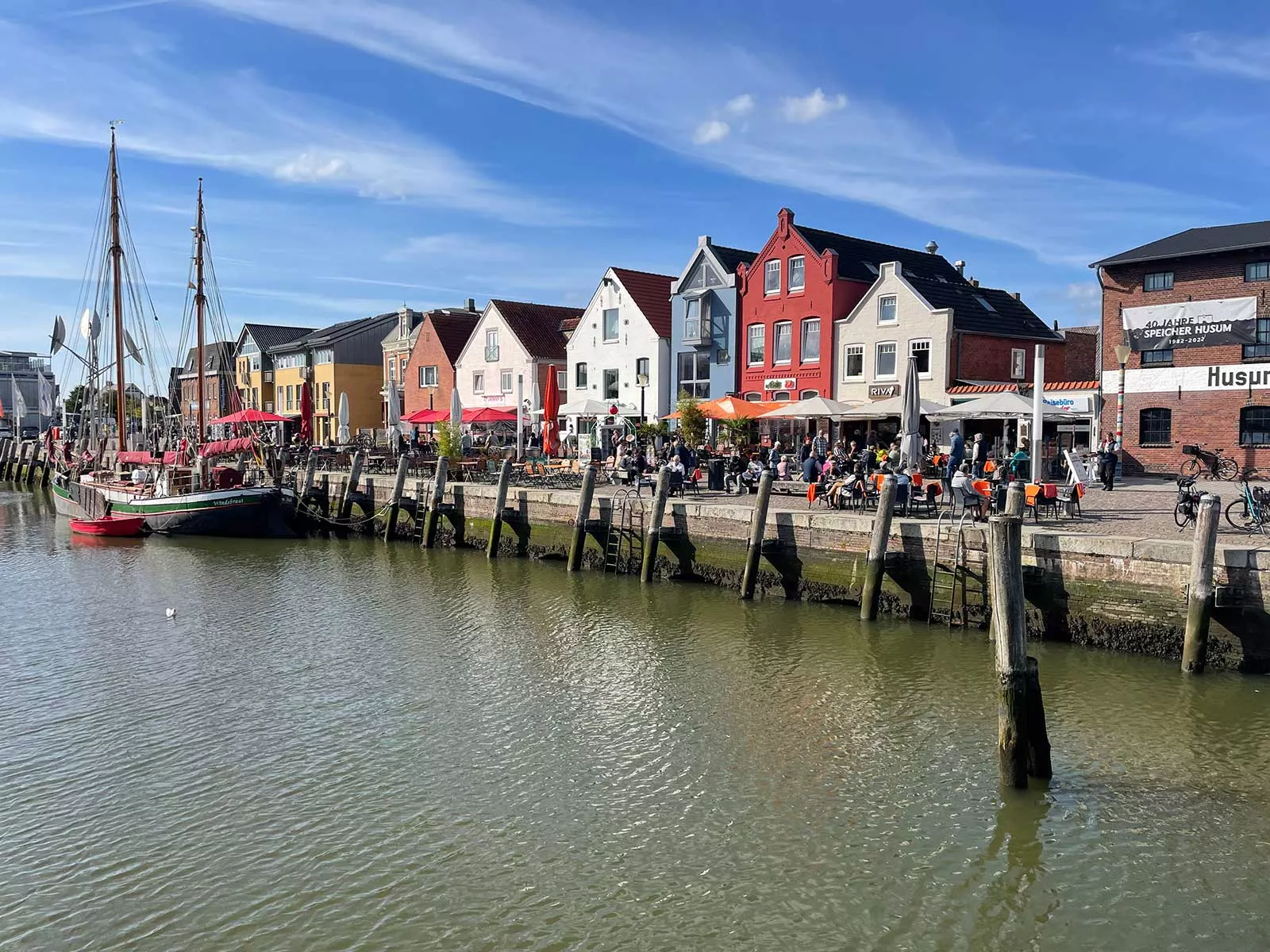 Eiderstedt – Hafen von Husum mit bunten Häusern und Schiffen, Nordseeurlaub erleben